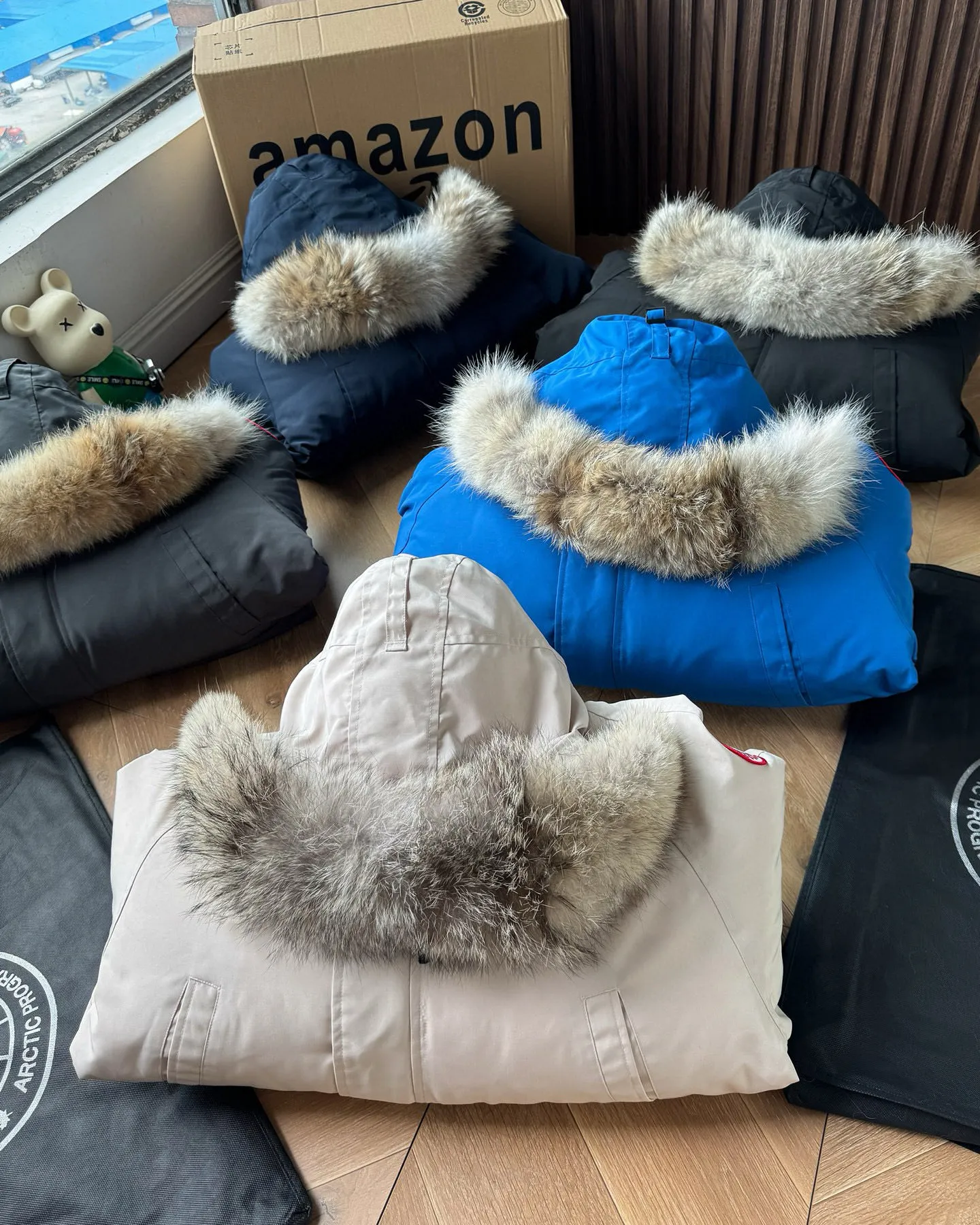 P720 🆕Top version! Comes with a tote bag! Chip version💰𝑪𝒂𝒏𝒂𝒅𝒂 𝑮𝒐𝒐𝒔𝒆/Canada Goose Chilliwack Goose 01 bomber jacket down! The top original replica version refers to the highest version in China currently (there is no one) ⚠️Note: There is no foundry in China! ! ! Saying it is original order, ZP goods, pure original goods, etc. is just a gimmick by some peers. Do not be deceived!  ⚠️Note: The latest version of this year’s authentic product has a strap (the latest version can be bought at the newly opened Galeries Lafayette Canada Goose counter in Beijing) ⚠️Note: (The authentic product does not have blue wash marks this year) Version comparison introduction 1⃣️Top replica: Made of 18-count polyester-cotton blended fabric imported from South Korea (authentic synchronized fabric), national standard 90 white duck down, western Canadian coyote hair 2⃣️Mid-range version: Made of domestically produced 21-count polyester-cotton fabric, 50% standard white duck down, Eastern Canada coyote hair, top original goose analysis Analysis 1 (wolf hair): All customers are guaranteed to receive a fur collar that is grayer than the original color. Each wolf hair is 55cm long and 14cm wide, all made from wild first-grade gray wolf skins in western Canada! Analysis 2 (Trademark): We use dyed embroidery thread to truly achieve 100% reproduction of the trademark, ensuring that the embroidery thread is exactly the same as ZP, with zero color difference and 100% reproduction of the map letters! (We can guarantee that no one in our industry is more attentive and professional than us!) Analysis 3 (fabric): As we all know, the Canada Goose ZP fabric in previous years was a 21-count polyester-cotton washed, calendered and brushed fabric that was relatively hard. Last year and this year, dozens of authentic products purchased were all made of 18-count pure cotton fabrics, and we finally decided to use 18-count polyester cotton! (ZP synchronized fabric) Analysis 4 (Accessories): Domestic exclusive version of Velcro, one to one Y-shaped double hook original Velcro, YKK zipper, exclusive original workmanship of washed threaded down jacket!  Authentic products are not 100% perfect and flawless. Authentic products also have velvet hair loss, and most of the authentic wolf fur is mainly eastern yellow wolf fur. (Because our wolf skins are all auctioned at the same auction house as authentic products) There is an auction list to prove it.  At the same time, I will teach you a trick: buy an authentic product from Tmall, buy a piece of clothing from a merchant you trust at the same time, and come back to compare the details. ⚠️ Remember you get what you pay for! Don't be greedy for small gains, or you will suffer big losses! Color: Black Navy Beige Graphite Gray Royal Blue Size: XS S M L 54 120 84 79 140-160 XL 56 124 86 81 160-180 XXL 58 128 88 83 180-200